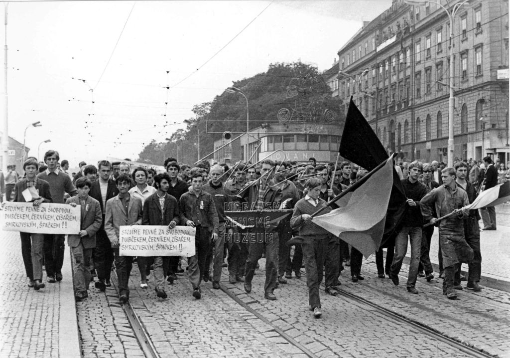 Demonstrace před nádražím